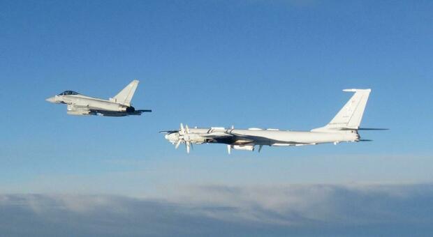 Jet britannici intercettano due bombardieri russi a nord della Scozia: «Pronti contro ogni minaccia alla Nato»