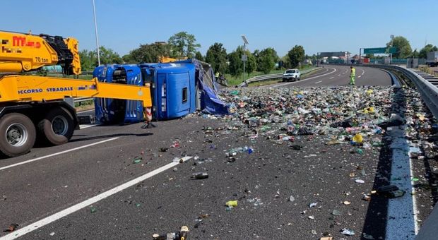 Si rovescia il camion del vetro: cocci di bottiglia su tutta l'autostrada, traffico nel caos