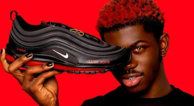Nike con sangue umano, l'azienda fa causa al collettivo di artisti. Ma le scarpe sono già sold out