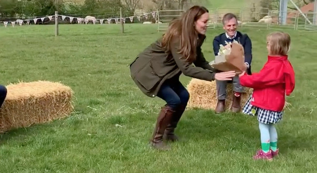 Kate Middleton e gli stivali da 475 sterline che indossa da 17 anni: oggi li ha mostrati di nuovo in visita a una fattoria
