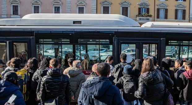 Metro B oggi chiusa a Roma, stop da San Paolo a Castro Pretorio per un guasto: assalto alle navette e ira cittadini