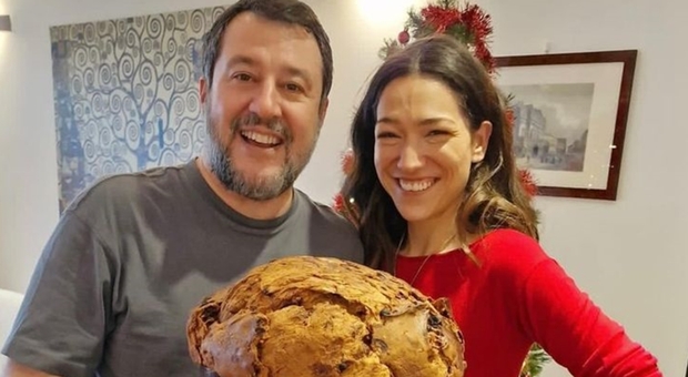 Matteo Salvini e il "mega" panettone di Natale condiviso sui social