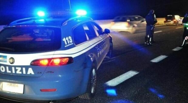 Donna travolta e uccisa da un'auto sul ciglio della strada mentre tiene ...