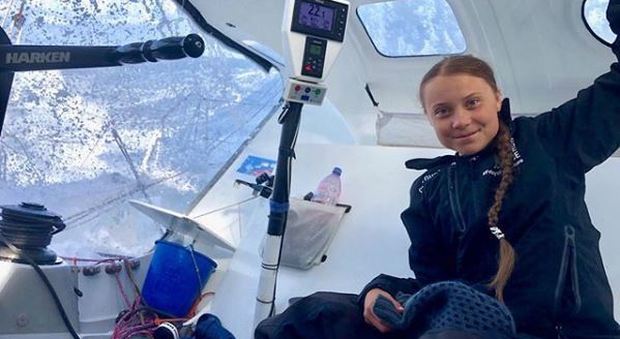 Greta Thunberg e la bottiglia di plastica in barca, la rete non perdona la svista dell'attivista
