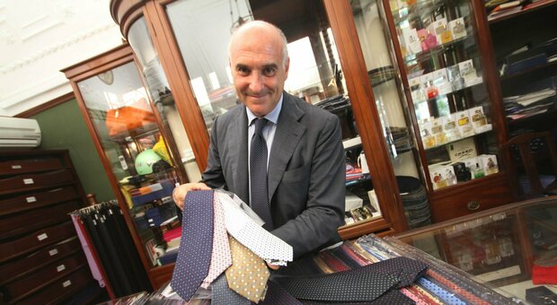 Napoli, il noto negozio «Marinella» vende cravatte e sciarpe nonostante i divieti anti-Covid: chiuso per 5 giorni