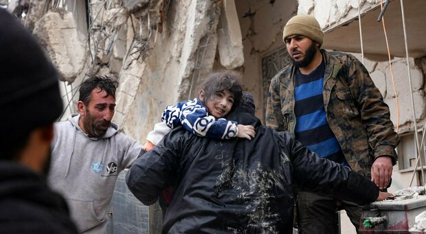 Terremoto in Turchia, mamma e tre figli estratti dalle macerie dopo 28 ore. I morti sono oltre 6mila, un italiano disperso