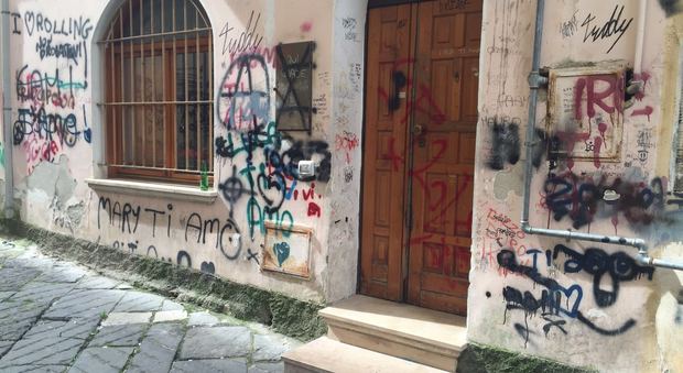 Benevento, centro storico vandalizzato dalle "bombolette"