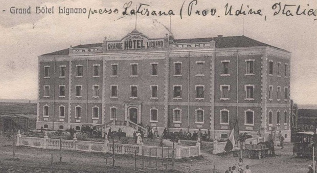 Un'immagine storica dell'albergo Marin di Lignano