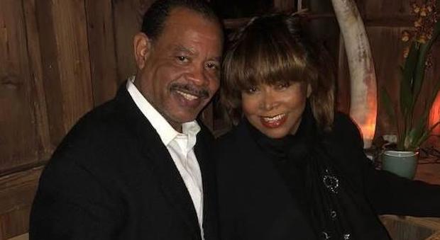 Dramma per Tina Turner, trovato morto il figlio: si è sparato