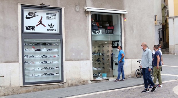 Benevento, negozi: boom di riaperture ma pochi acquisti