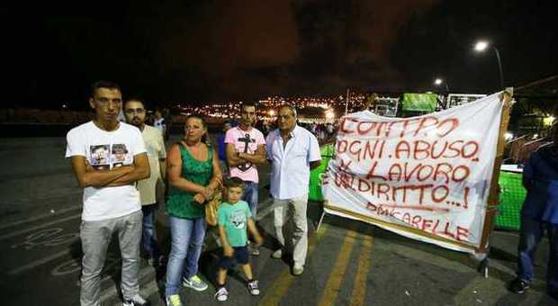Napoli. Blitz anti-bancarelle sul lungomare, la protesta degli abusivi: «Il lavoro è un diritto» | Foto