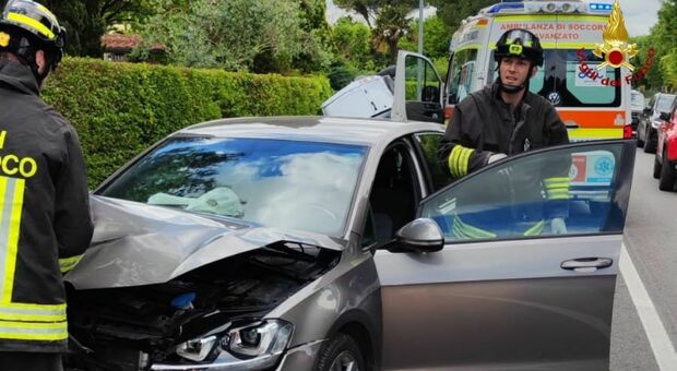 Scontro sull'Arceviese tra furgone e auto: portati al pronto soccorso di Senigallia i conducenti