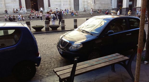 Panchina rotta davanti al Duomo, e nessuno l'aggiusta