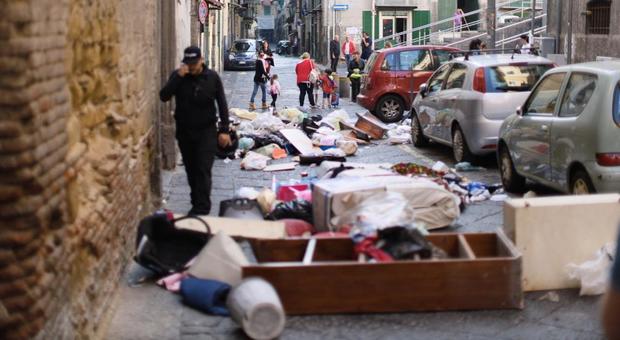 Emergenza rifiuti a Napoli, la rivolta delle mamme: spazzatura rovesciata davanti alla scuola