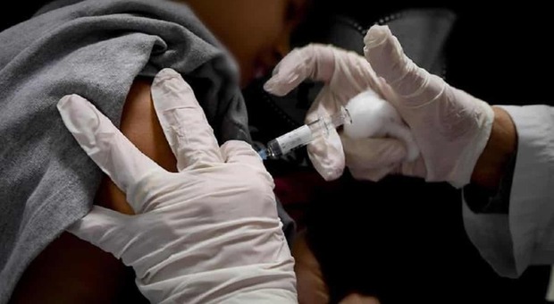 Falsi vaccini a Napoli, per gli infermieri scatta l'accusa di epidemia colposa