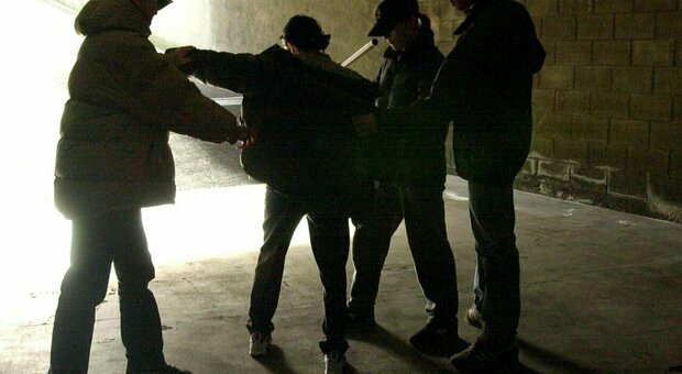 Siena, 10 teenagers terrorizzavano le coetanee: botte, umiliazioni e pestaggi diffusi in rete. Tutte indagate