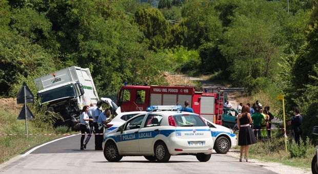 Frontale contro un mezzo Gesenu: Perugia, muore 40enne a Ponte Felcino, gravissima una donna