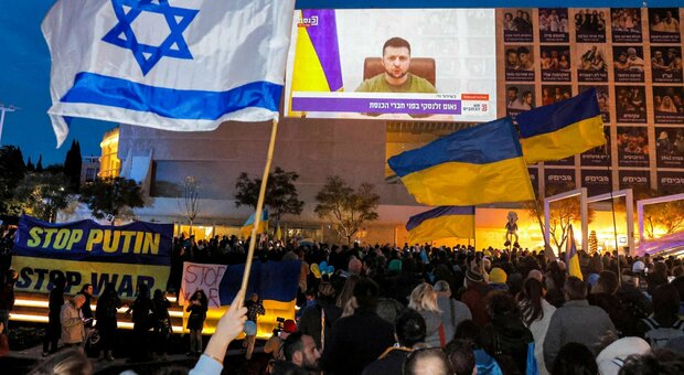 Ucraina, Zelensky: «I russi hanno una soluzione finale come i nazisti con gli ebrei». Israele: «Oltraggio»