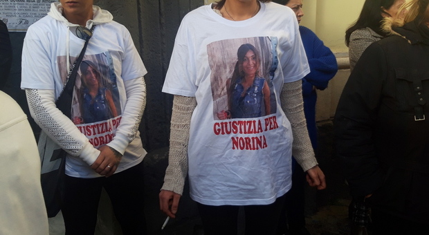 Napoli, uccisa dal marito vicino al clan Di Lauro: ai funerali di Norina si chiede giustizia