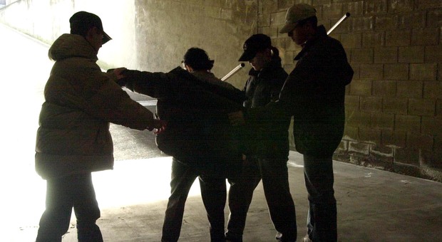 Scontro tra baby gang rivali: identificati gli autori del pestaggio a San Giovanni