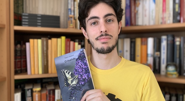 L'autore Dario Sassoli con la copertina del libro