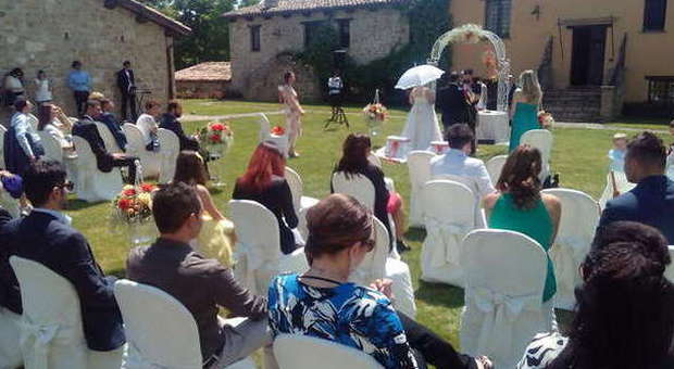 Castelraimondo, nel giorno delle elezioni Fabio e Michela si sposano all'americana