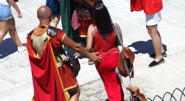 Roma, finti centurioni, molestie vere: le turiste tormentate fra baci e selfie. In arrivo multe da 400 euro