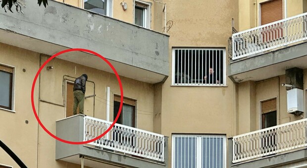 Ragazzo di 23 anni in bilico da ieri sul balcone: minaccia di suicidarsi. «Non si capiscono i motivi»