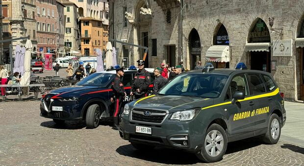 Carabinieri e guardia di finanza in piazza Matteotti per l'allarme bomba