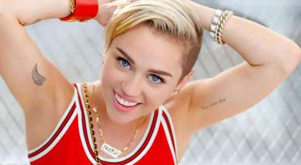 Piccolo incidente per Miley Cyrus: costretta ad avere il volto bendato
