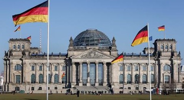 Germania, turisti cinesi si scattano foto con il braccio destro alzato davanti al Parlamento: arrestati