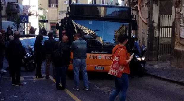 Guasto, bus Anm fermo per tre ore: traffico in tilt tra Materdei e Arenella
