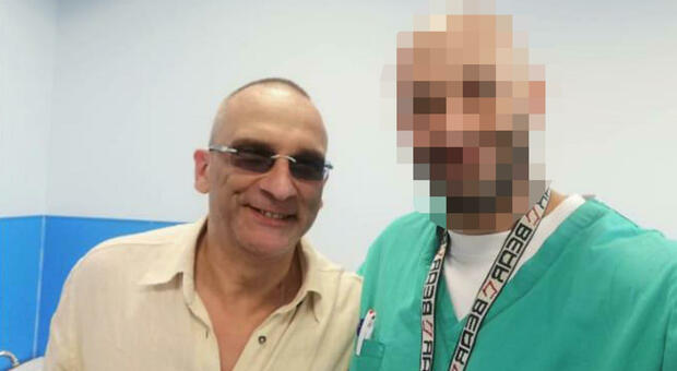 Matteo Messina Denaro in un selfie insieme a un infermiere della clinica privata