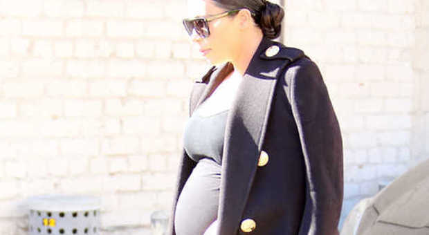 Kim Kardashian incinta, pancione esplosivo: «Il peggior periodo della mia vita»