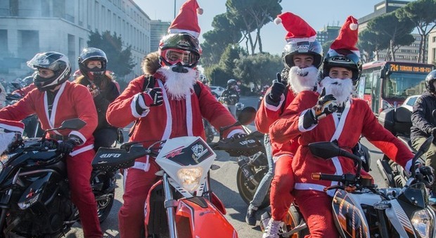Roma, i Babbi Natale sfrecciano in moto per le strade del centro