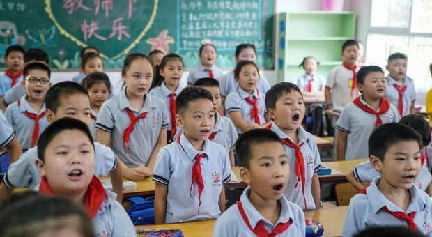 Covid, a Wuhan suona la campanella: 2,4 milioni di bambini a scuola (senza mascherine)