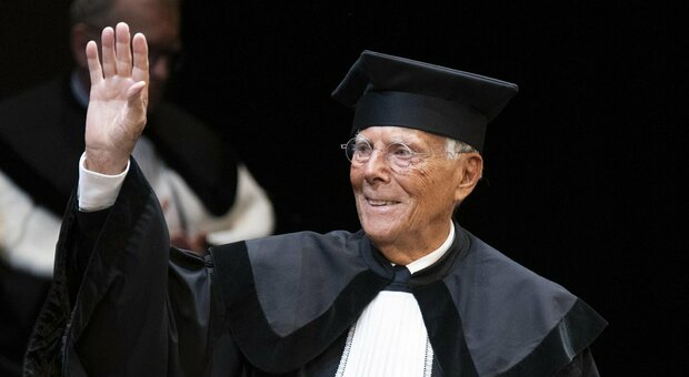 Giorgio Armani riceve la laurea honoris causa: «Il lavoro vero porta lontano»