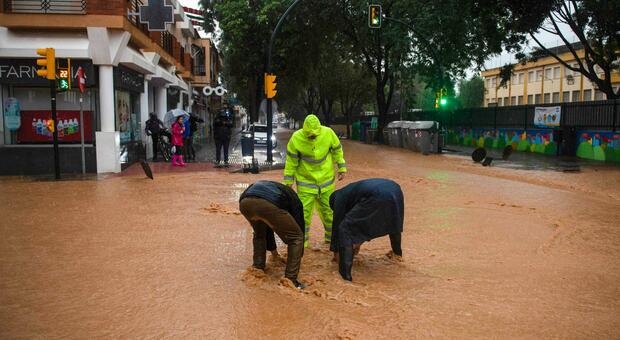 https://statics.cedscdn.it/photos/MED/61/11/8476111_13162918_malaga_allagamenti.jpg