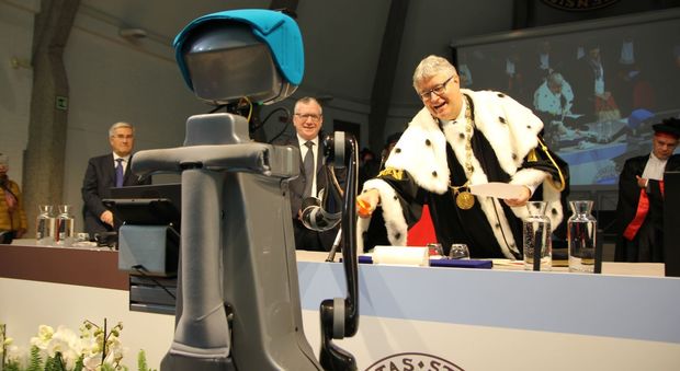 Il robot “Doro” e il rettore dell'Università di Udine Alberto Felice De Toni