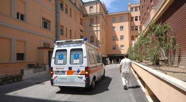 Ancona, in ospedale per partorire ma qualcosa va storto: morta mamma e il feto