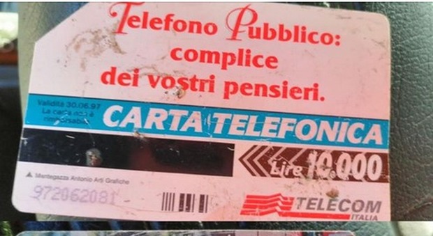 Roma, dentro un tombino una carta telefonica del 1997. Raggi: «Non veniva pulito da 22 anni»
