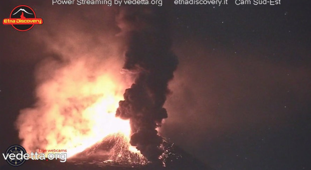 Etna, intensa eruzione dal cratere sud-est: fontana di lava e nube alta 10 chilometri