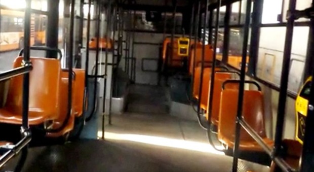 Napoli, cinquantenne muore a bordo del bus R4 a piazza Dante