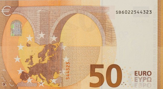 Da un tabacchino all'altro con i 50 euro falsi: denunciati due veneti