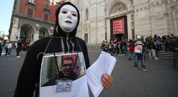 Napoli, in piazza le vittime dei preti pedofili: «Intervenga Papa Francesco»