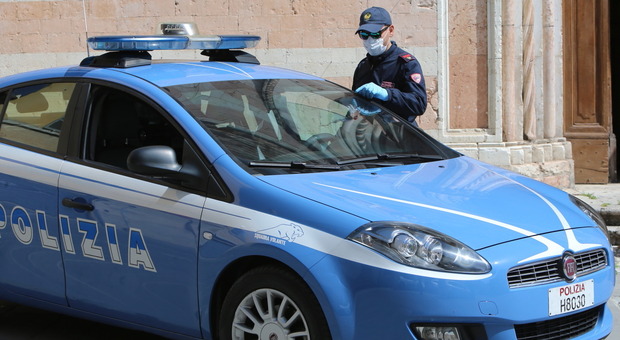 Spaccia cocaina nella zona dell'ospedale di Foligno. Arrestato dalla polizia che gli sequestra anche 9mila euro