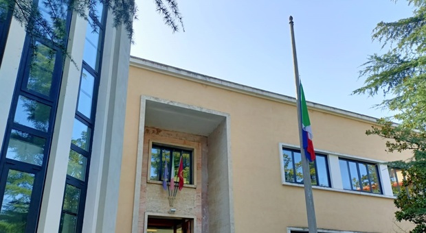 In Provincia bandiera a mezz'asta in onore dell'ambasciatore Luca Attanasio e del carabiniere Vittorio Iacovacci