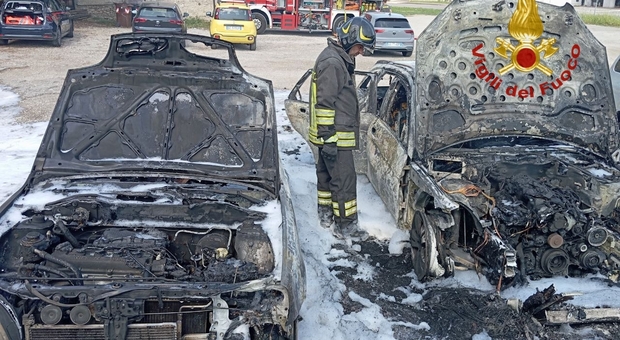Mercedes si incendia, le fiamme distruggono la Micra a fianco, danneggiato un Van