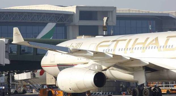 Volo Etihad Cairo-Abu Dhabi fatto atterrare in base militare: controlli sui passeggeri