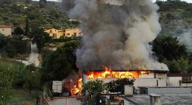 Agropoli, incendio distrugge capannone di azienda di traslochi
